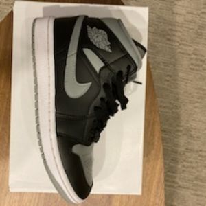 Want Air Jordan 1 mid size 7 .5